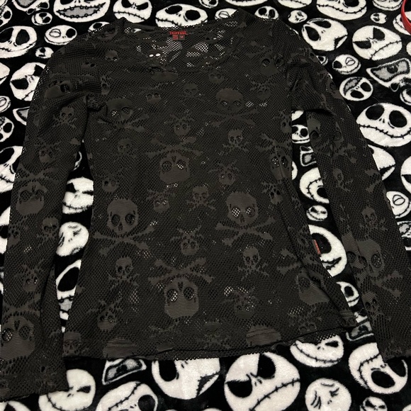 Black skull mesh long sleeve top - Picture 2 of 3